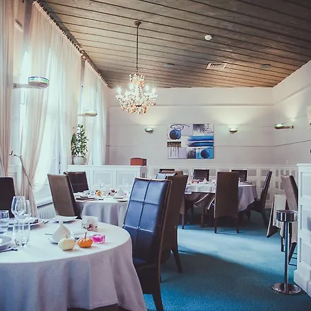 ホテル Logis Le Bourbon 3*