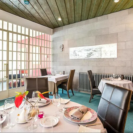 Logis Le Bourbon 酒店