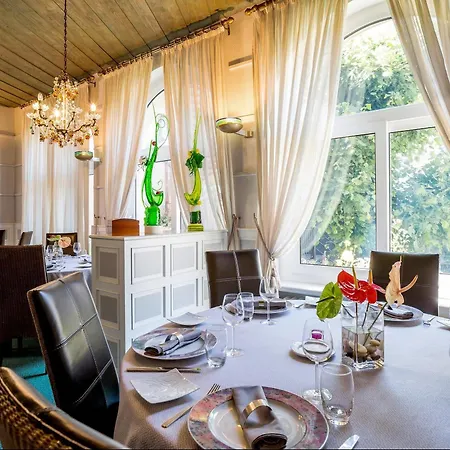 Logis Le Bourbon 酒店