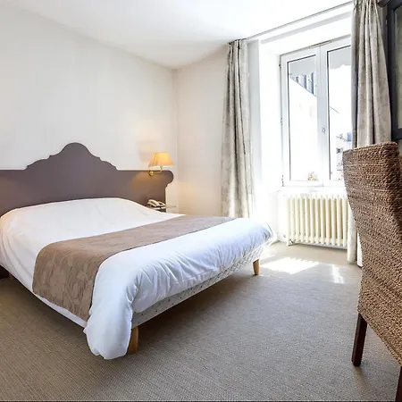 Logis Le Bourbon 酒店