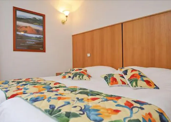 ホテル Logis Le Bourbon 3*