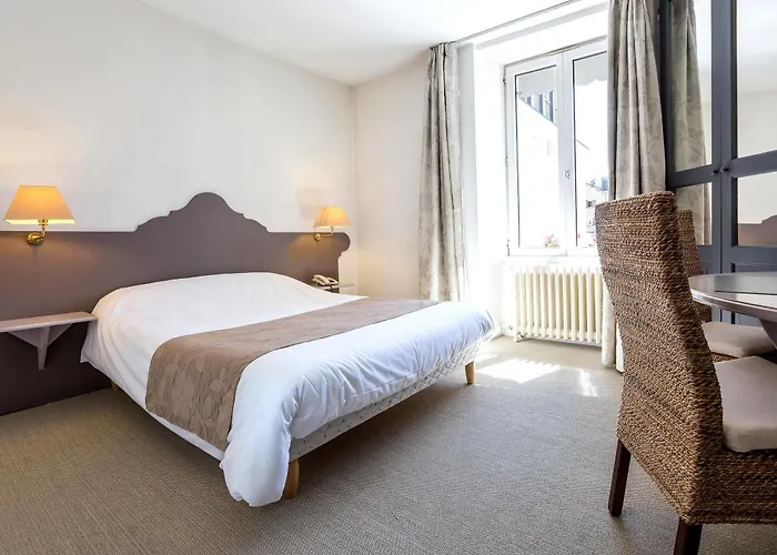 Logis Le Bourbon ホテル